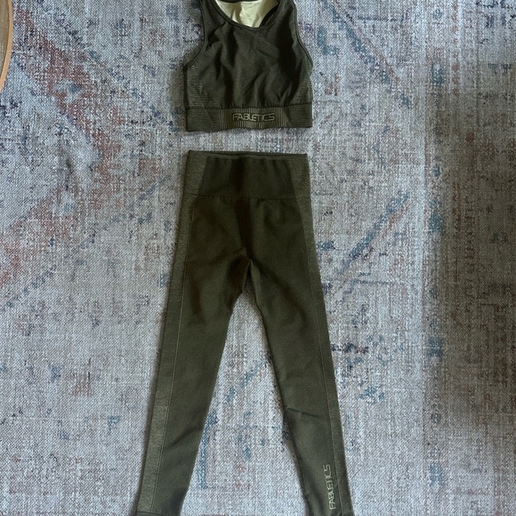 Fabletics Workout Set - Picture 3 of 3